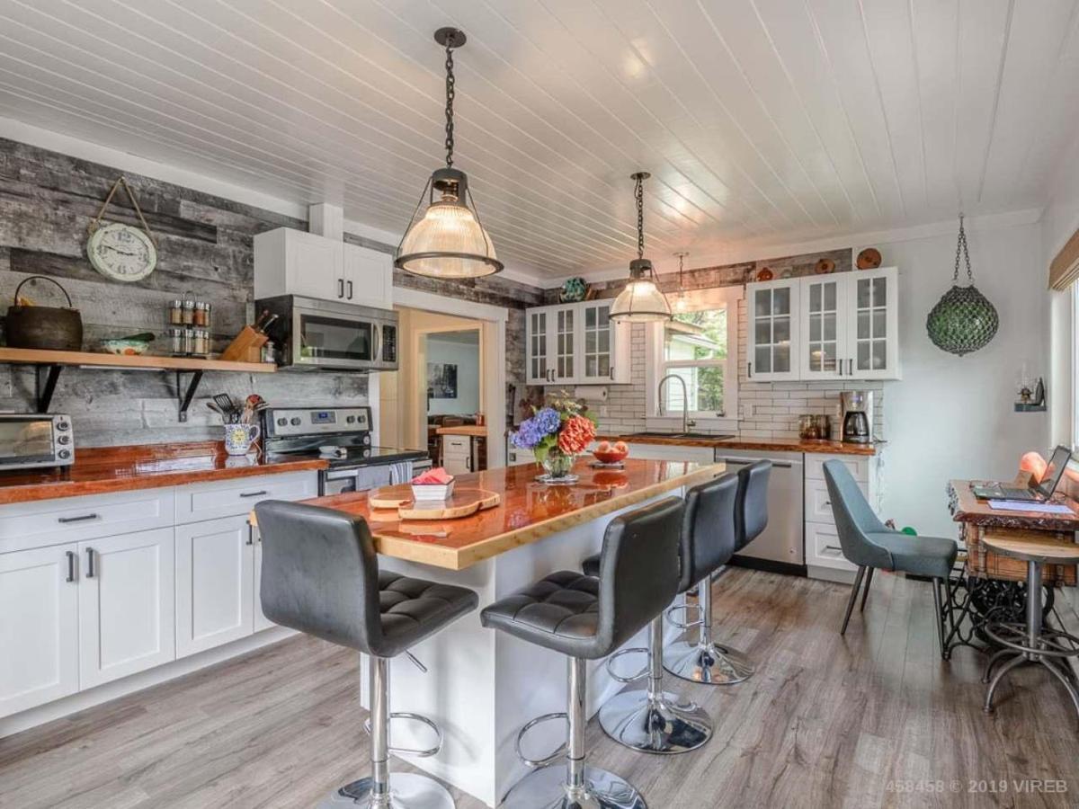 Woods End Landing Hotel Bamfield Bagian luar foto