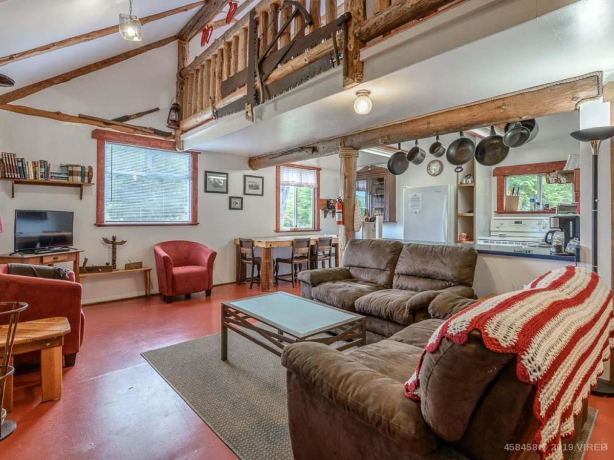 Woods End Landing Hotel Bamfield Bagian luar foto