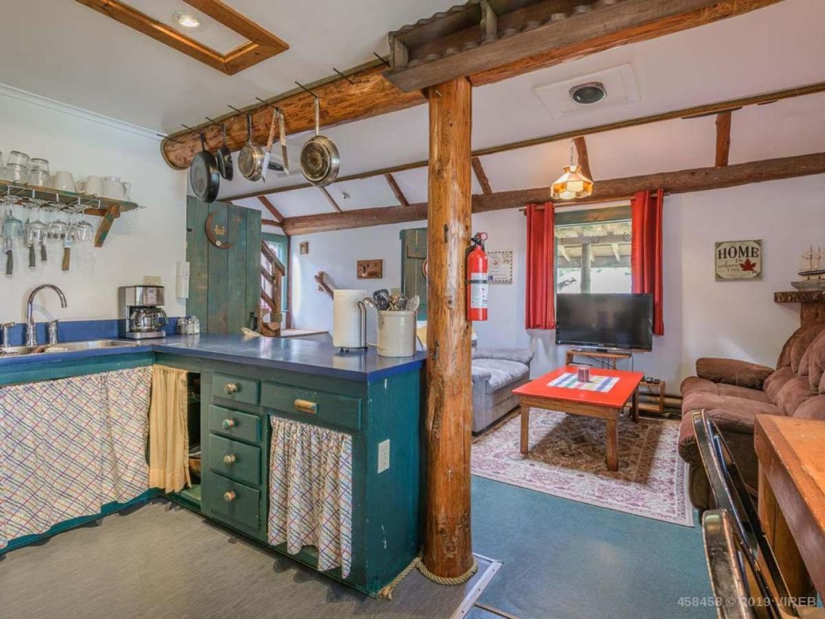 Woods End Landing Hotel Bamfield Bagian luar foto