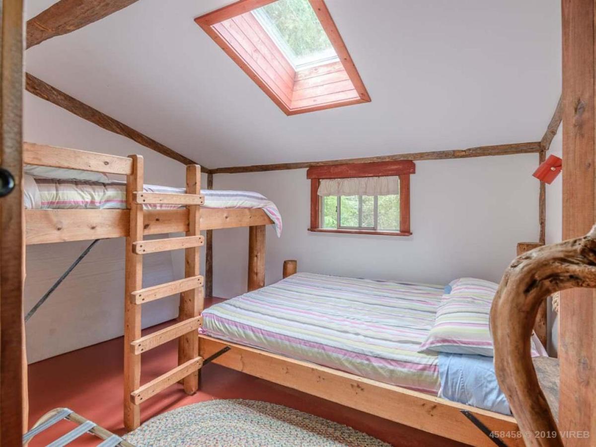 Woods End Landing Hotel Bamfield Bagian luar foto