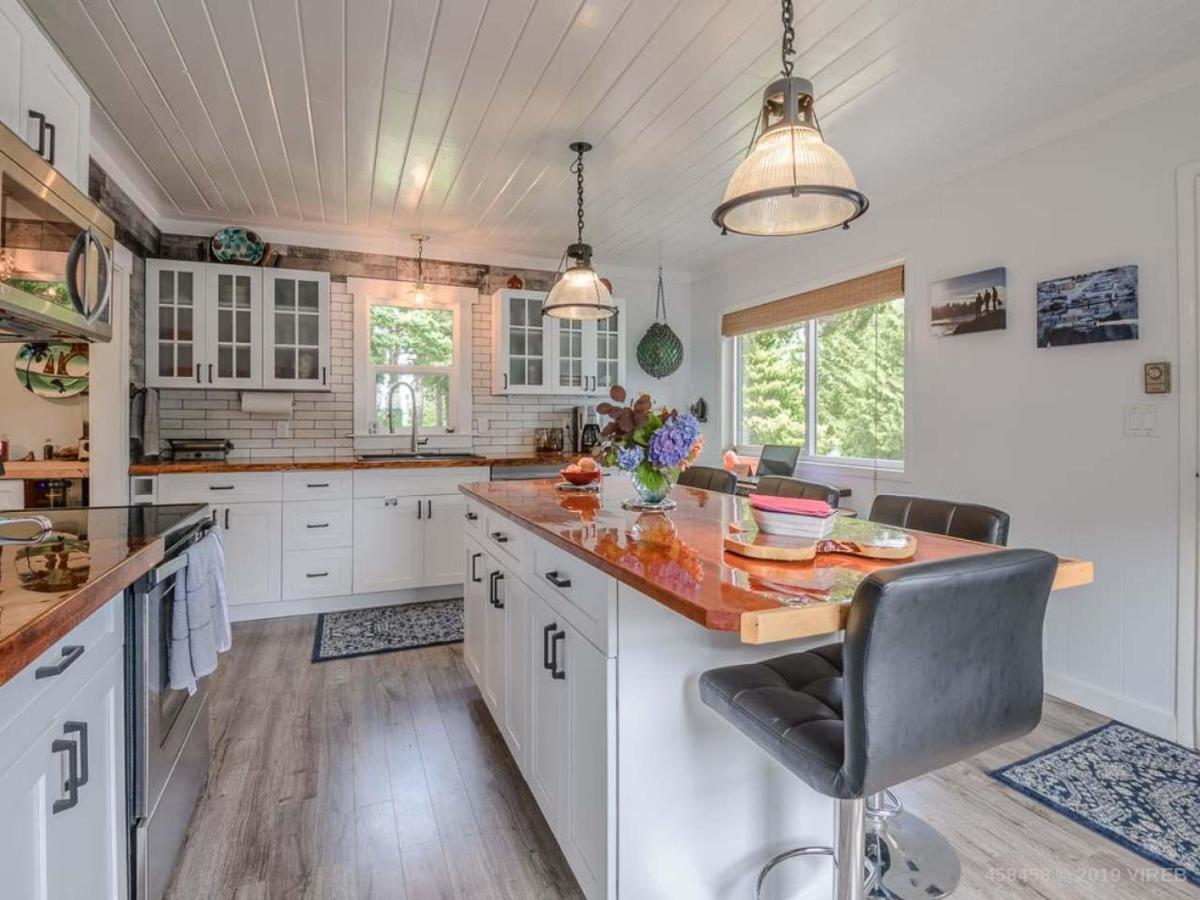 Woods End Landing Hotel Bamfield Bagian luar foto