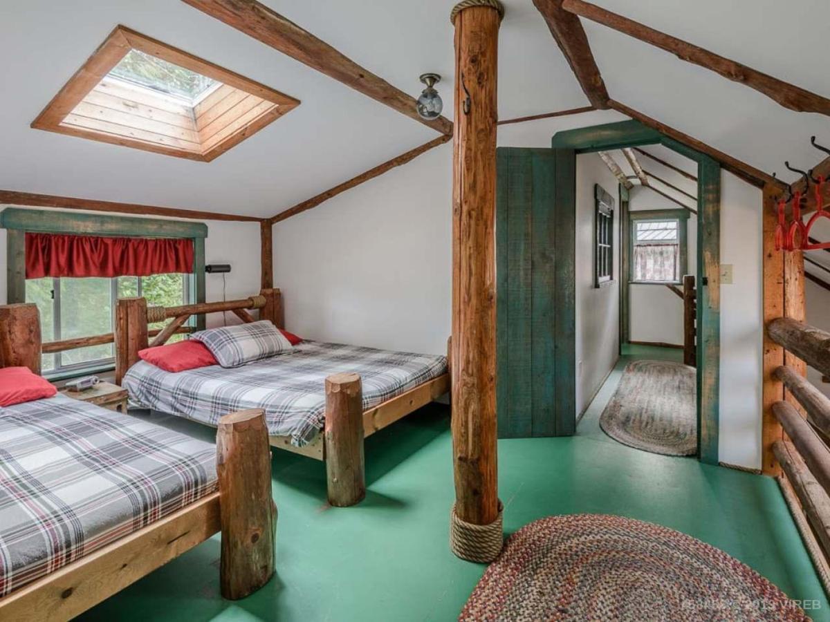 Woods End Landing Hotel Bamfield Bagian luar foto