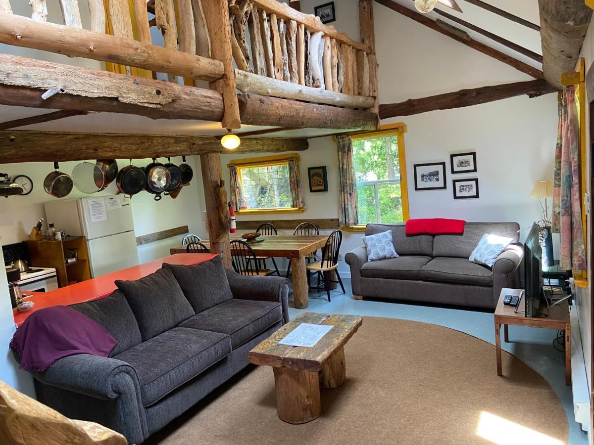 Woods End Landing Hotel Bamfield Bagian luar foto