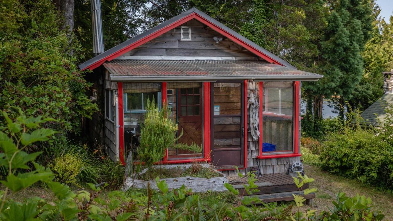 Woods End Landing Hotel Bamfield Bagian luar foto