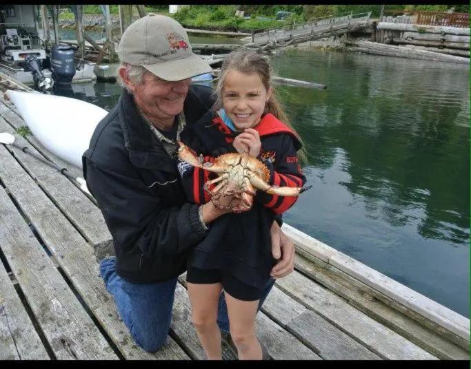Woods End Landing Hotel Bamfield Bagian luar foto